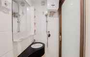 Toilet Kamar 4 Comfortable and Elegant Studio Apartment Sky House BSD By Travelio