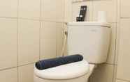 Toilet Kamar 2 Cozy Living Studio Room Apartment at Springlake Summarecon Bekasi By Travelio