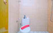 Toilet Kamar 5 Cozy Stay and Warm Studio Apartment Margonda Residence 2 By Travelio