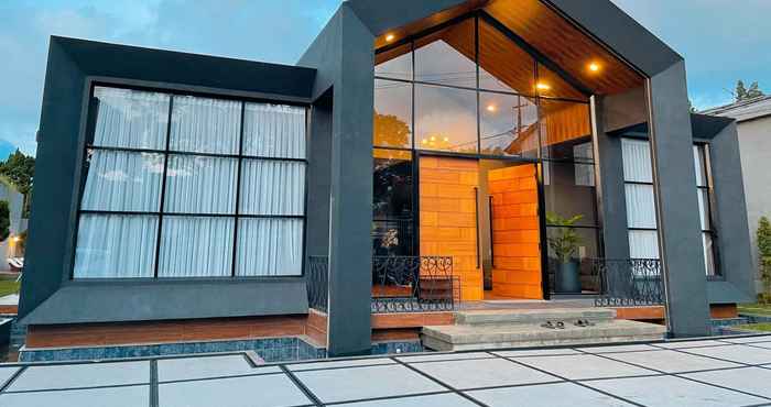 Bangunan De Black Challet Villa