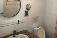 Toilet Kamar Lenny's Hotel