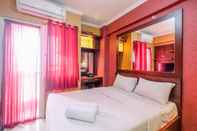 Kamar Tidur Nice and Fancy Studio at Green Pramuka City Apartment By Travelio