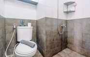 Toilet Kamar 5 Nice and Fancy Studio at Green Pramuka City Apartment By Travelio