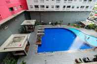 Kolam Renang Nice and Fancy Studio at Green Pramuka City Apartment By Travelio