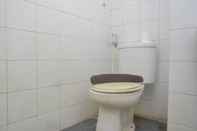 Toilet Kamar Comfort Studio Room Apartment at Kebagusan City By Travelio