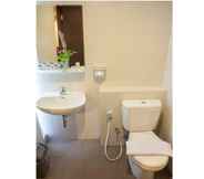 Toilet Kamar 5 SKYLAND CITY HOTEL JATINANGOR 