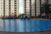 Kolam Renang Comfy 2BR at Mediterania Palace Residence Apartment By Travelio