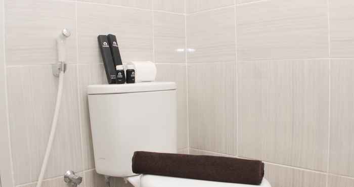 Toilet Kamar Tidy and Best Deal 1BR Vasanta Innopark Apartment By Travelio