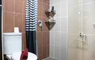 In-room Bathroom 5 Minimalist 1BR at Atlanta Residences Apartment By Travelio 
