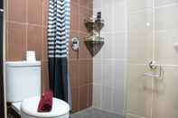 In-room Bathroom Minimalist 1BR at Atlanta Residences Apartment By Travelio 