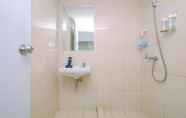 Toilet Kamar 5 Minimalist and Comfy Studio at Springlake Summarecon Bekasi Apartment By Travelio