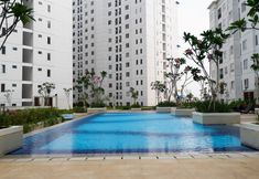 スイミングプール 4 Scenic 2BR near Shopping Mall at Bassura City Apartment By Travelio