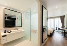 客房内浴室 7 Hotel Soleil Ha Long – Trademark Collection by Wyndham