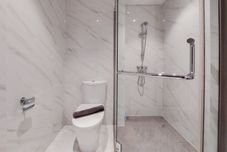 客房浴室 Homey and Nice 1BR at Branz BSD City Apartment By Travelio