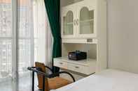 Ruang untuk Umum High Floor and Minimalist Studio Room at Gold Coast Apartment By Travelio