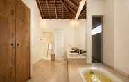 Phòng tắm bên trong 5 Villa Kuma Umalas by Nakula