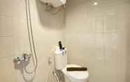 Toilet Kamar 2 Comfy 2BR Apartemen at Mekarwangi Square Cibaduyut By Travelio