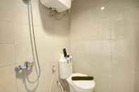 Toilet Kamar Comfy 2BR Apartemen at Mekarwangi Square Cibaduyut By Travelio