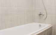 Phòng tắm bên trong 6 Elegant and Cozy 1BR Vasanta Innopark Apartment By Travelio