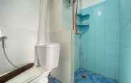 Toilet Kamar 5 Serene and Spacious Studio Room Apartment at Jarrdin Cihampelas By Travelio