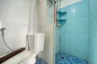 Toilet Kamar Serene and Spacious Studio Room Apartment at Jarrdin Cihampelas By Travelio