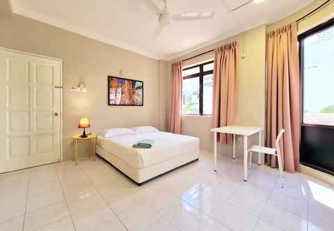 Bedroom Mutiara Gurney next to Gurney Paragon