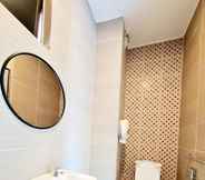 In-room Bathroom 7 Mutiara Gurney next to Gurney Paragon