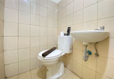 Bilik Mandi dalam Bilik 3 Bright Studio Room Tamansari Panoramic Apartment By Travelio