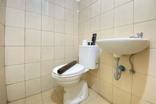 Bilik Mandi dalam Bilik Bright Studio Room Tamansari Panoramic Apartment By Travelio