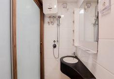 Toilet Kamar 4 Cozy and High Floor Studio Room at Sky House BSD Apartment By Travelio