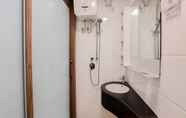 Toilet Kamar 4 Cozy and High Floor Studio Room at Sky House BSD Apartment By Travelio