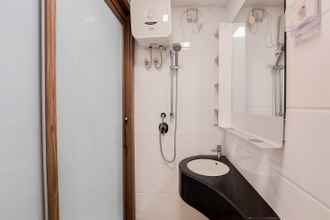 Toilet Kamar 4 Cozy and High Floor Studio Room at Sky House BSD Apartment By Travelio