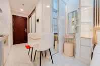 Lobi Cozy and High Floor Studio Room at Sky House BSD Apartment By Travelio