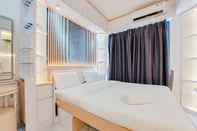 Kamar Tidur Cozy and High Floor Studio Room at Sky House BSD Apartment By Travelio