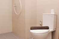 Toilet Kamar Nice Studio Apartment at Gateway Park LRT City Bekasi By Travelio