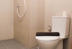 객실 내 욕실 3 Cozy Studio Apartment at LRT City Jatibening By Travelio