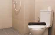 Toilet Kamar 3 Cozy Studio Apartment at Gateway Park LRT City Bekasi By Travelio