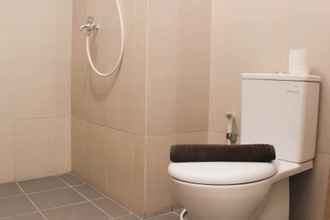 Toilet Kamar 4 Cozy Studio Apartment at Gateway Park LRT City Bekasi By Travelio