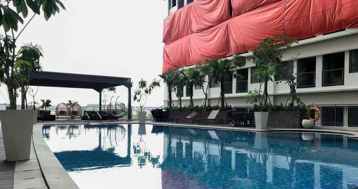 Kolam Renang Cozy Studio Apartment at Gateway Park LRT City Bekasi By Travelio