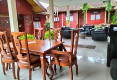 Hồ bơi 4 Nur Alam Hotel 