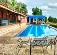 Swimming Pool 2 Nur Alam Hotel 