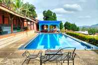 Swimming Pool Nur Alam Hotel 