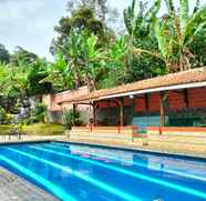 Swimming Pool 3 Nur Alam Hotel 