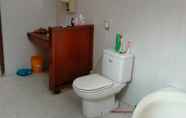 In-room Bathroom 5 Omah Dhifa 