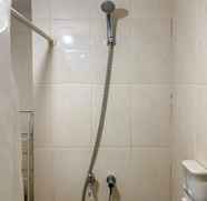 Toilet Kamar 2 Lavish Studio Apartment at Springlake Summarecon By Travelio