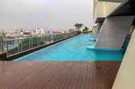 Kolam Renang Comfy and Best Deal Studio at Menteng Park Apartment By Travelio