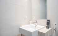 Toilet Kamar 3 Cozy and Fully Furnished Studio at Green Sedayu Apartment By Travelio