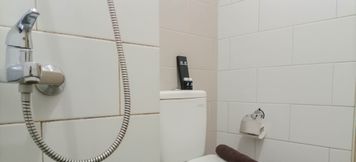 객실 내 욕실 2 Minimalist Studio Room Apartment at Taman Melati Sinduadi By Travelio