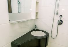 Phòng tắm bên trong 2 Fancy and Nice Studio Room at Sky House BSD Apartment By Travelio