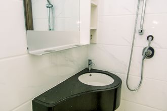 Phòng tắm bên trong 4 Fancy and Nice Studio Room at Sky House BSD Apartment By Travelio